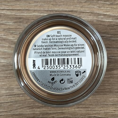 essence soft touch mousse make-up, Make-up, Nr. 01, Nude, mattierend, matt, für unreine Haut, für Mischhaut, vegan, ohne Parfüm, ohne Alkohol, ohne Parabene, 1er Pack (16g)